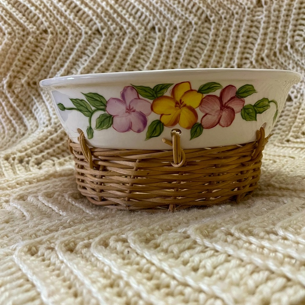 Source unknown on the brand,nice medium size,put a napkin in and fill with rolls